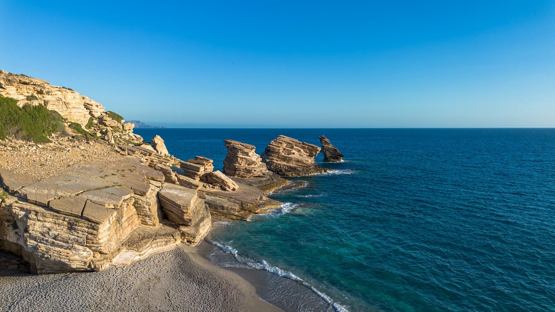 Historische Kapelle oberhalb einer Bucht auf Kreta